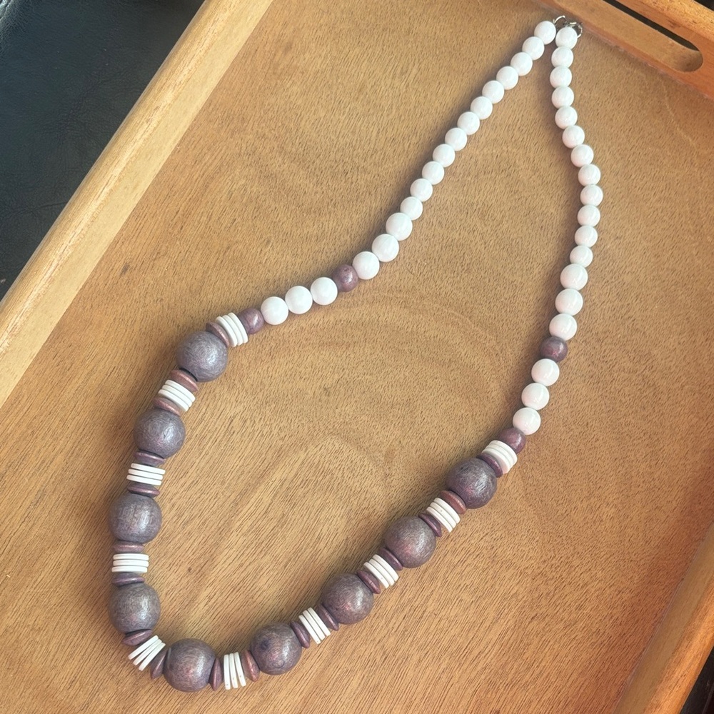 Elegant Beaded Necklace in Purple and White